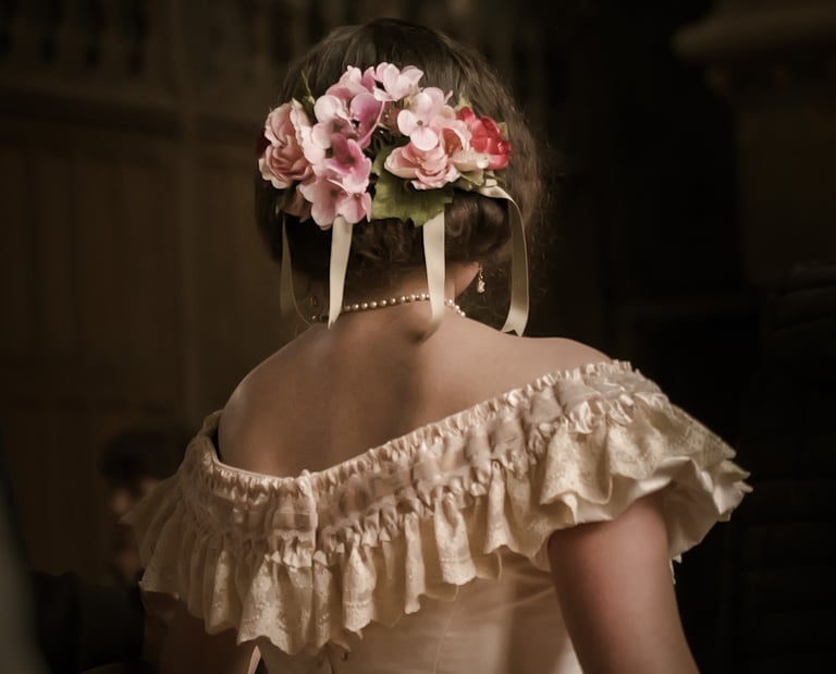 Femme de dos en robe, style mariage