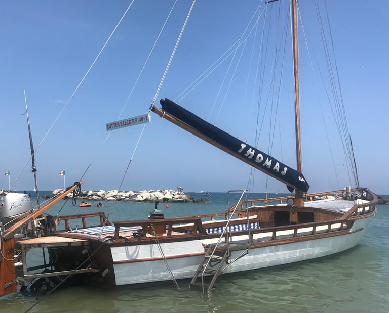 Barca ormeggiata spiaggia 68 cattolica, Cutter, barca da trasporto