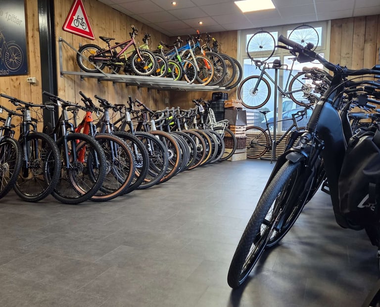 Fietsen in de showroom van Otto’s Tweewielershop.