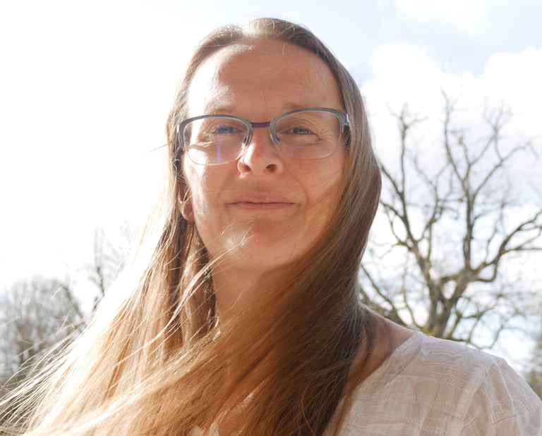 Delphine QUINTIN enseignante de Kundalini yoga et yoga sur chaise