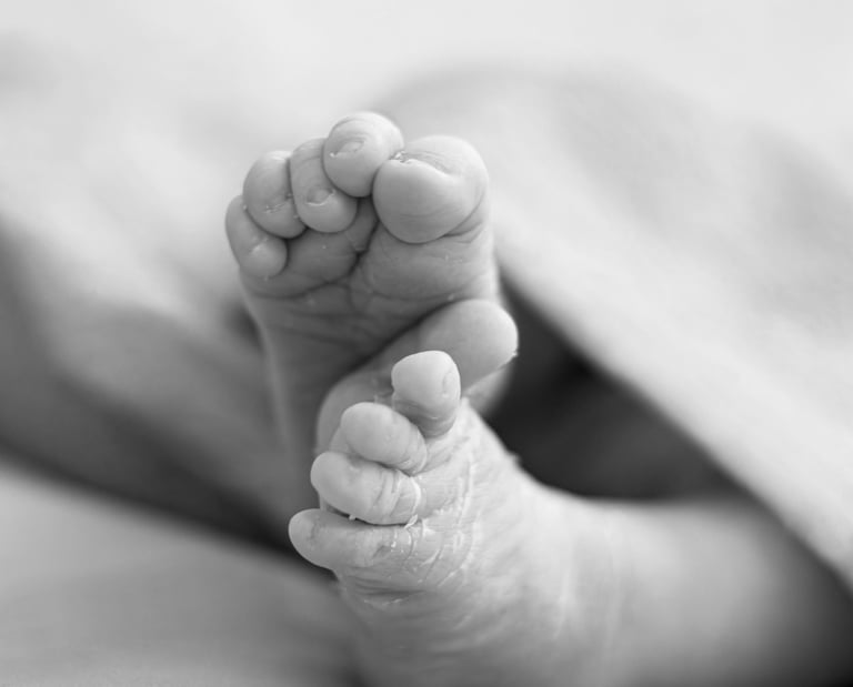 Detall dels peus d'un bebè nounat en una sessió de fotos newborn a Girona en estudi fotogràfic