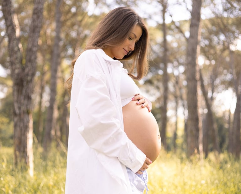 Sessió de fotos d'embaràs a Girona amb una dona embarassada en un entorn natural exterior