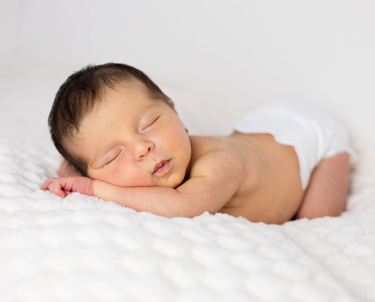 Sessió de fotos newborn a Girona amb una bebè recent nascuda dormint en estudi fotogràfic