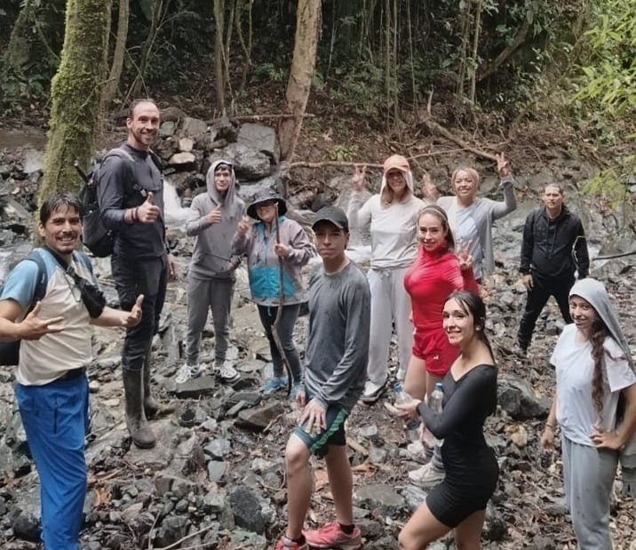 Inicio del sendero hacia la Ruta El Fierro desde la Oficina de Turismo.