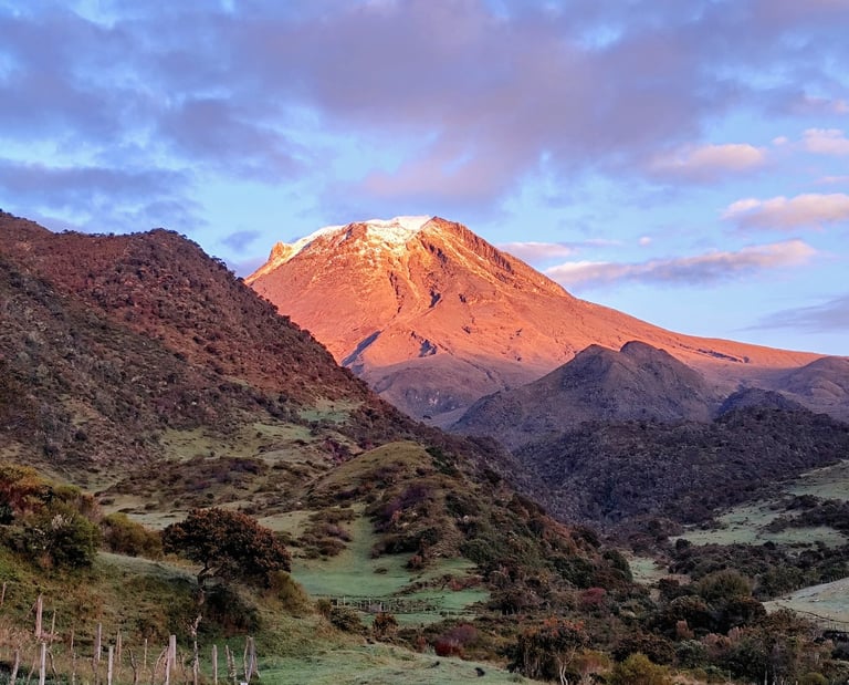 •	Amanecer completo sobre el Nevado del Tolima desde la Escuela El Salto.