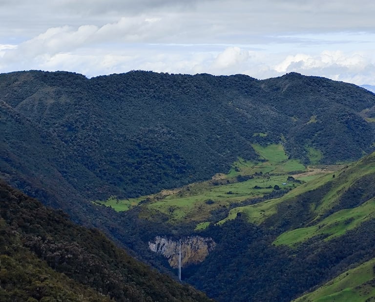 Paisajes reales de la Ruta Laguna Bombona sobre la cascada el salto