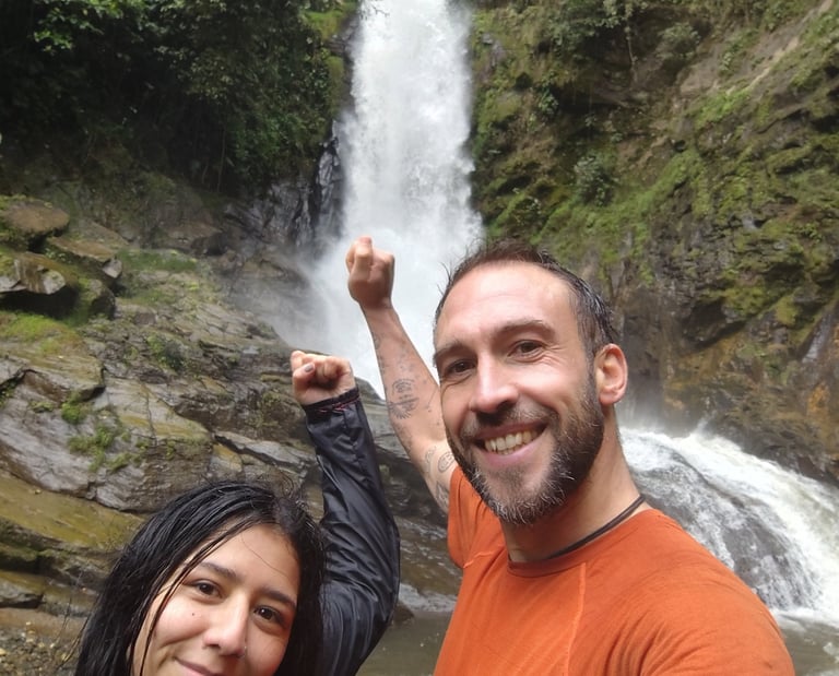Caminante disfrutando del agua en la Ruta Cascada Alejandra