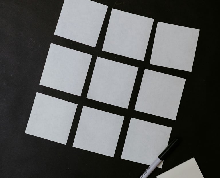 Vor schwarzen Hintergrund liegen 9 Post-Its zu einem Quadrat angeordnet.