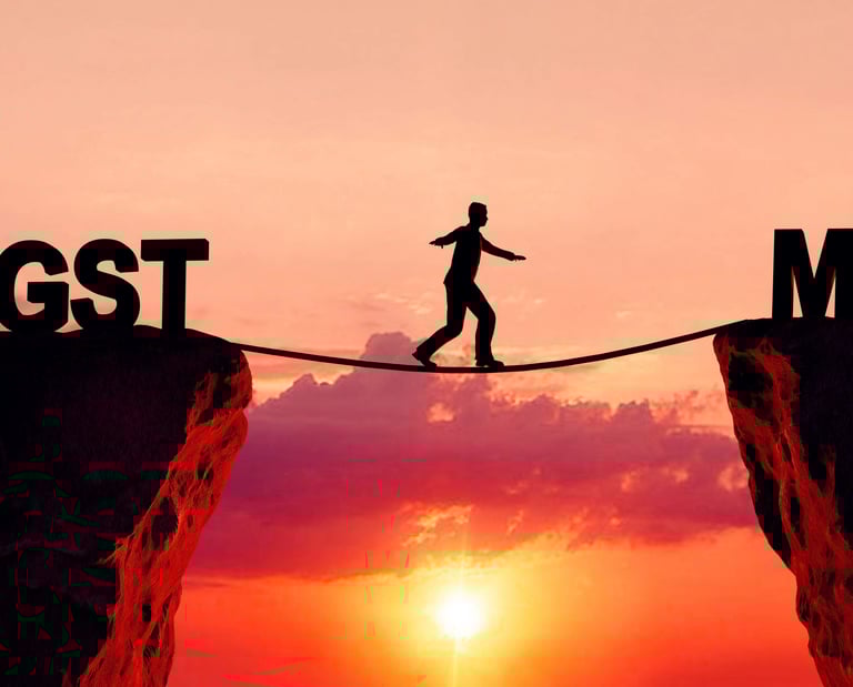 Eine Person balanciert auf einem Seil zwischen den Begriffen Angst und Mut.