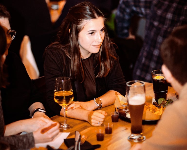 Frau beim Pub-Quiz in Friedrichshain (Berlin)