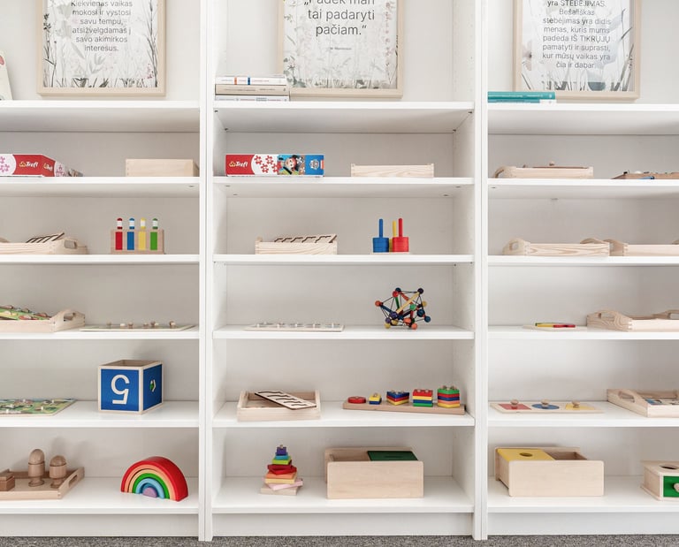 Montessori stiliaus žaislai žaidimų kambaryje mažiems 0-6 metų vaikams
