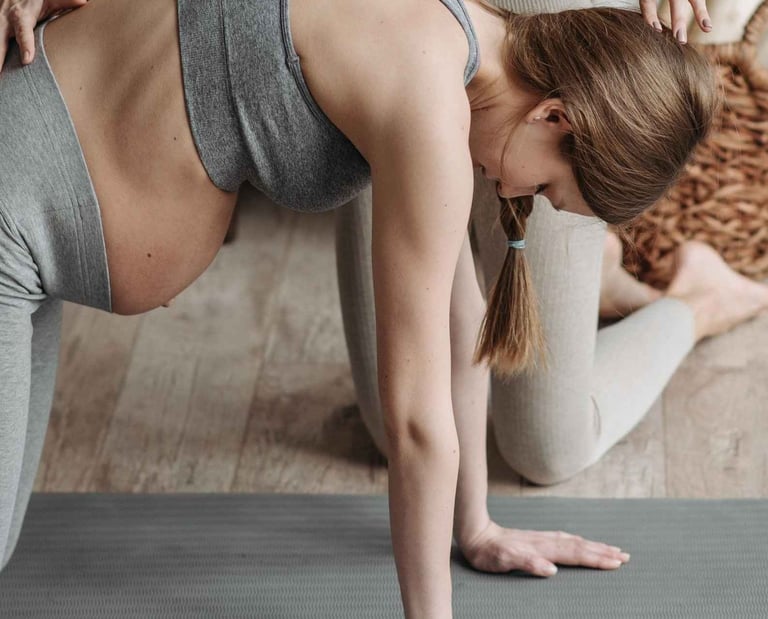 Schwangere Frau macht Yoga