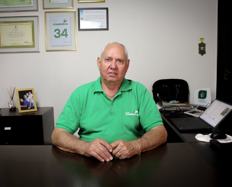 Fotografia de Walter Soares em uma mesa de escritório