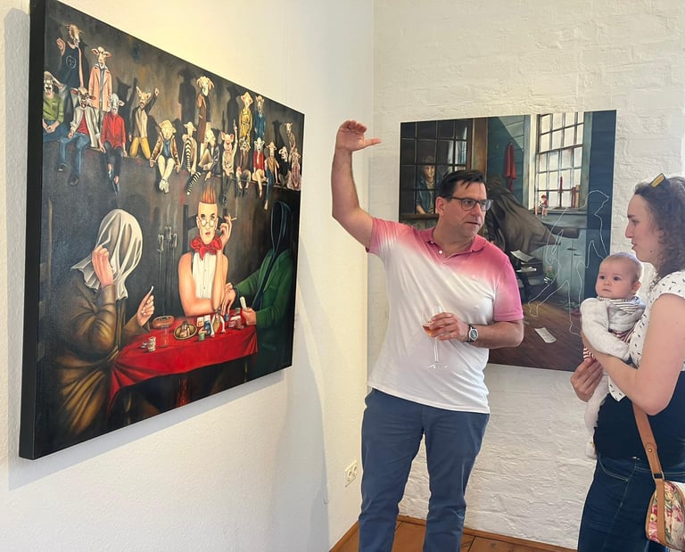 Frank L. Richter erklärt bei einer Kunstausstellung das Gemälde "Orpheus" von Astrid Salewski