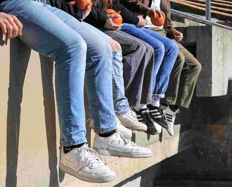 zmoniu kojos nuleistos sedint ant betoninio borto