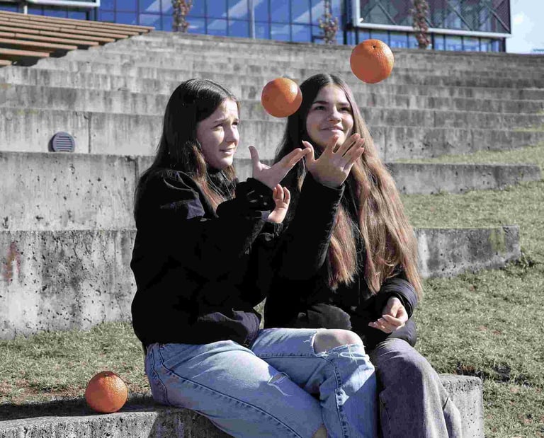 Dvi merginos gamtoje meta i virsu apelsinus 