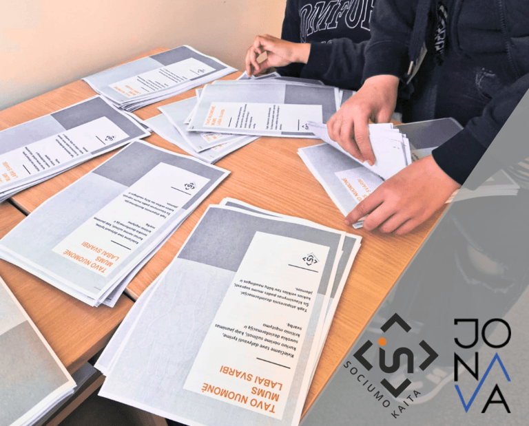 Ant stalo klausimynai ir juos tvarkančios rankos