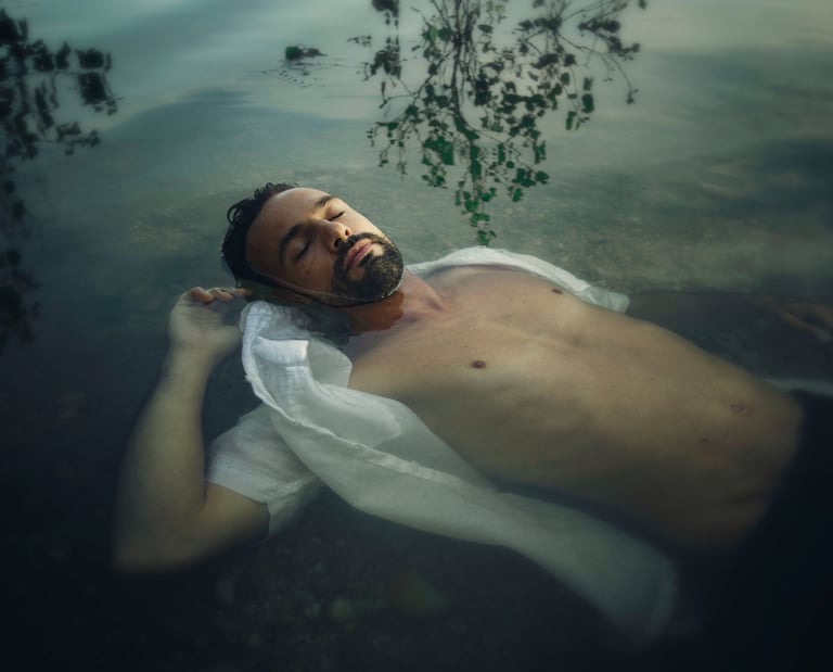 Homme en chemise blanche couché dans l'eau