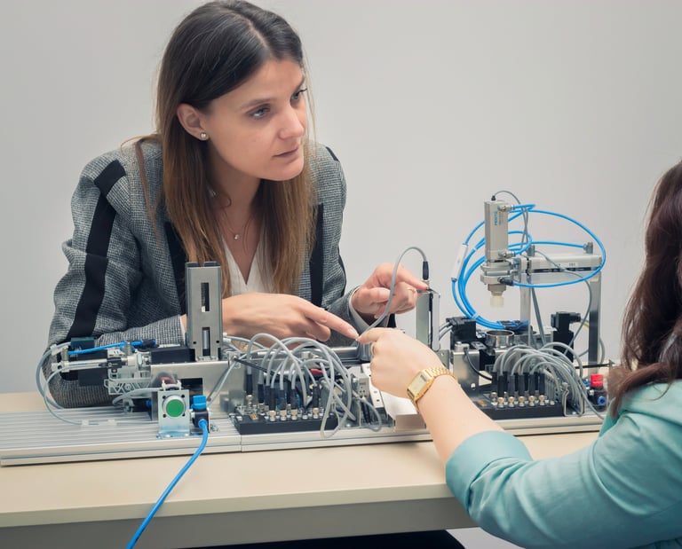 gros plan mains sur un appareil electronique