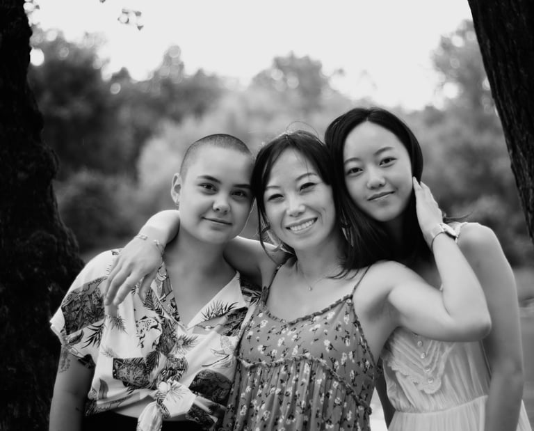 photo groupe mere et filles en noir et blanc