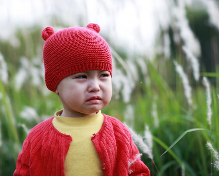 un enfant qui fait la moue