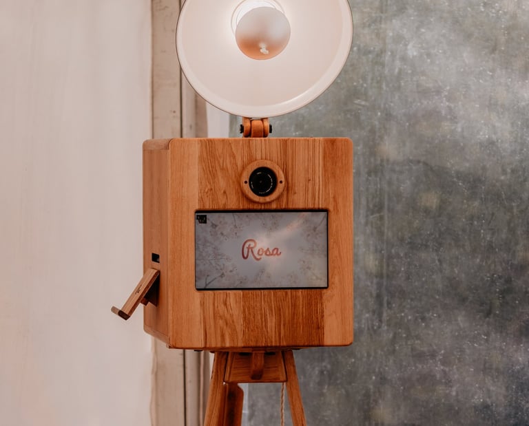 Photobooth en bois clair sur trépied avec éclairage circulaire, modèle Rosa, photo produit classique
