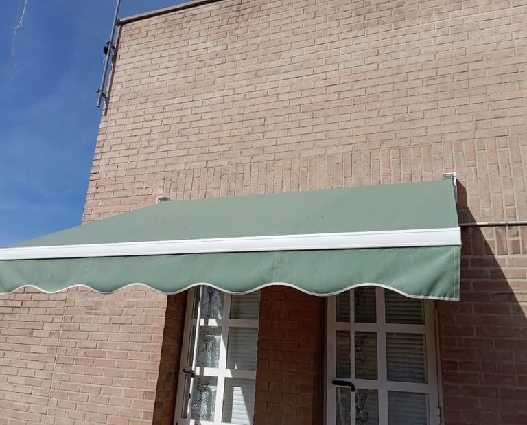 Montaje de toldos a medida para ventanas y locales comerciales en la provincia de Valencia.