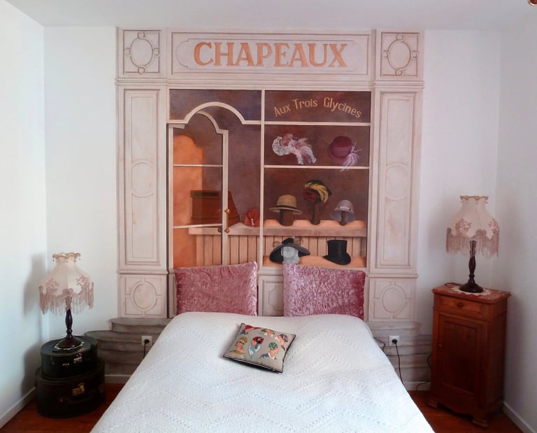 Mur peint en tête de lit, une fresque thème boutique à chapeaux d'autrefois