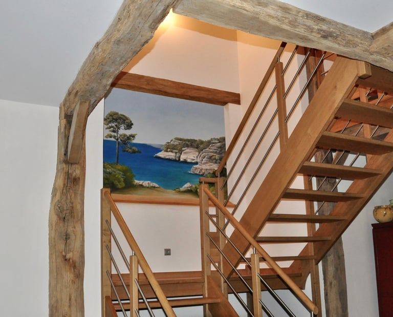 Fresque décorative dans une cage d'escalier représentant un paysage avec vue sur mer
