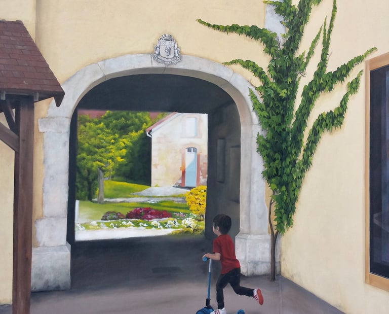 Détail d'une fresque sur façade à Moirans-en-Montagne: un garçon en trottinette devant un porche.