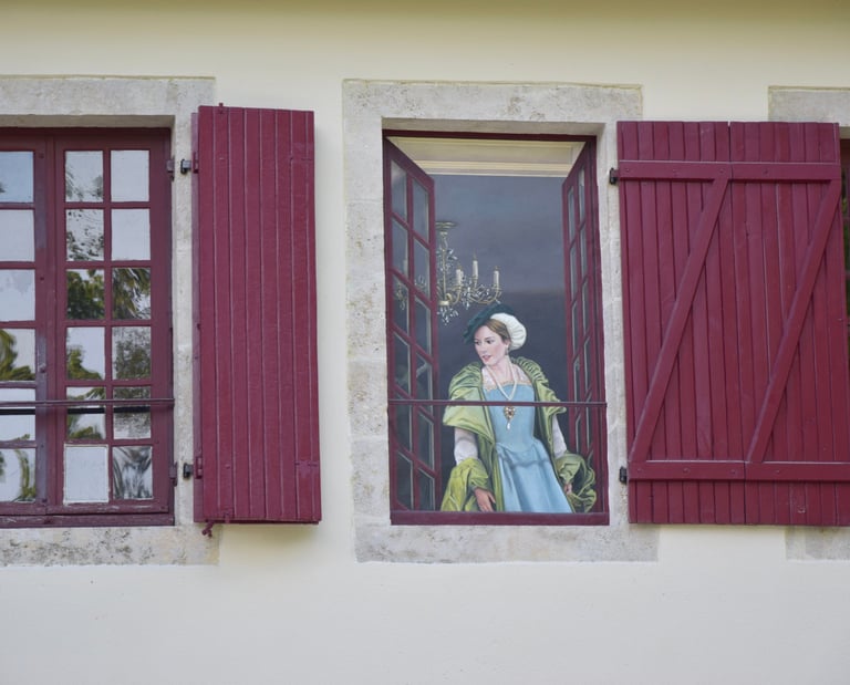 Trompe-l'oeil peint sur une fenêtre murée, personnage en costume d'époque à une fenêtre ouverte.