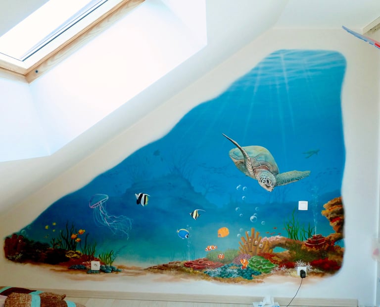 Cette fresque murale pour chambre d'enfant, représente un fond marin, univers coloré et apaisant.