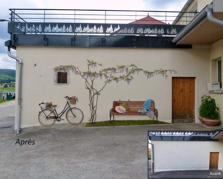 Avant/Après d'une fresque en trompe-l'oeil sur façade à Gellin, Doubs. Banc, glycine, vélo, lucarne.