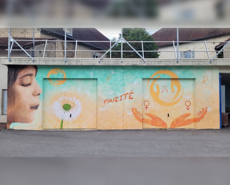 Fresque colorée peinte sur mur extérieur dans une cour de collège