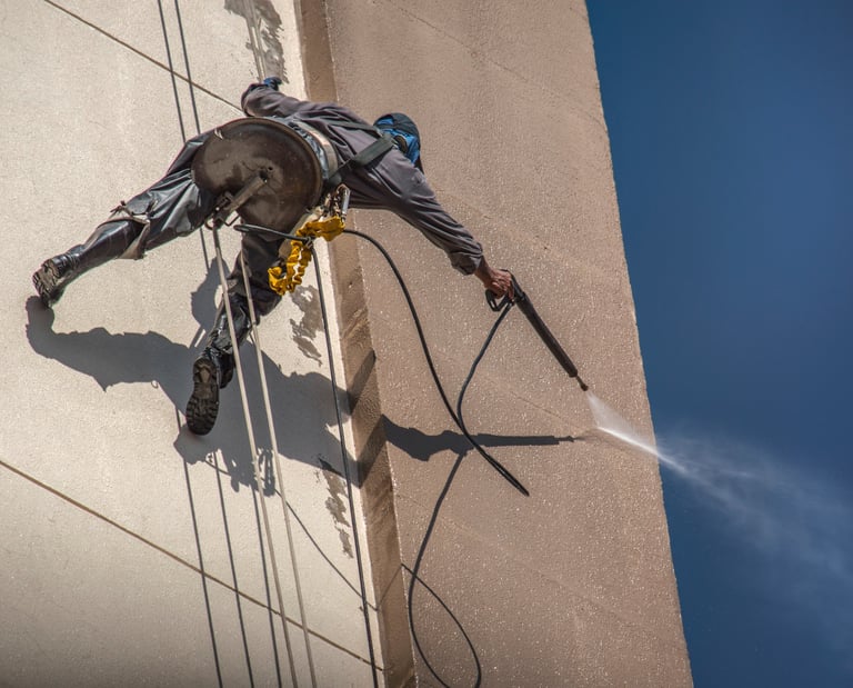 Smėliavimo darbai aukštyje
