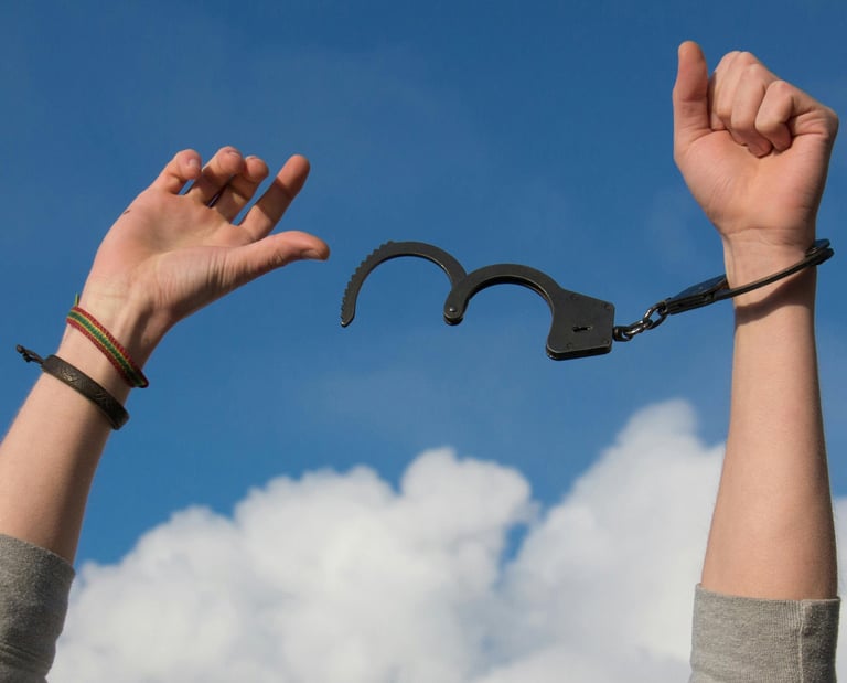 Manos de una persona que esta siendo liberada de la carcel