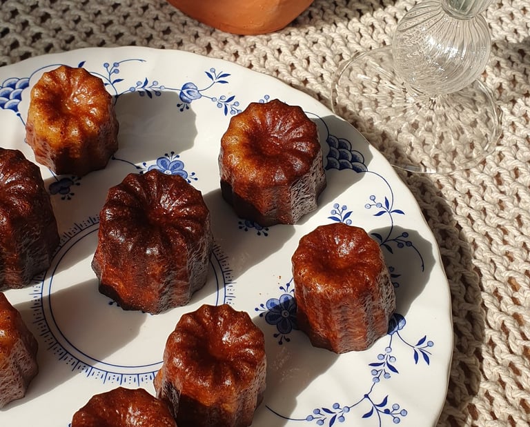 Des cannelés sur une assiette fleurie