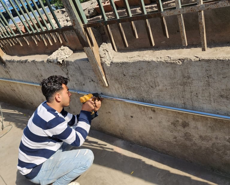 فنى فى شركة ses  يقوم بالاعمال 