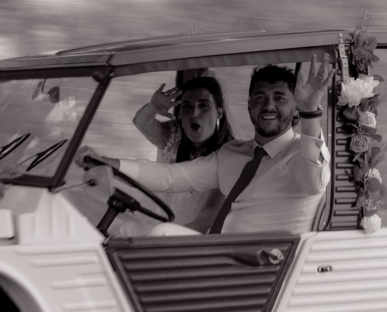 Hélène et didou au volant d'une Méhari 