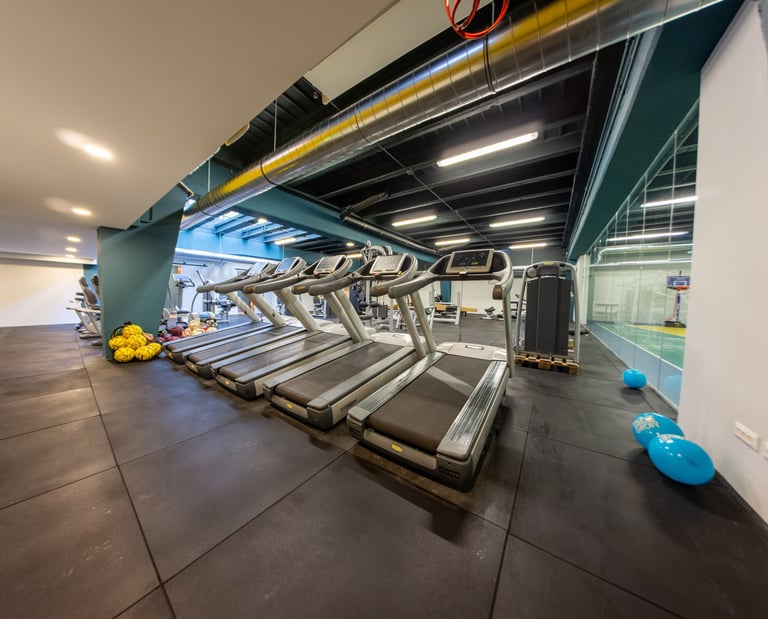Zona cardio della palestra Move 2 Grow a Milano con tapis roulant Technogym, area funzionale e pavimento gommato