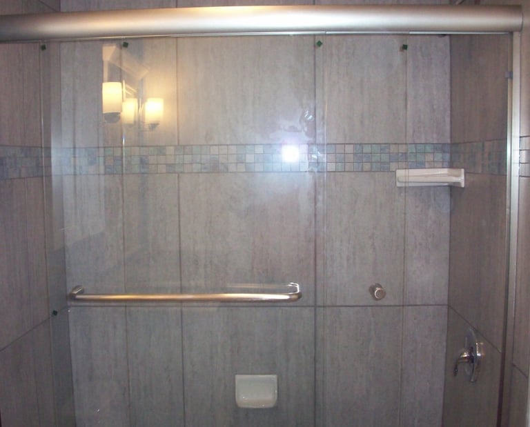 Tiled bathtub surround