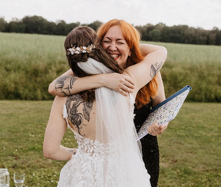 emotional fallen sich Braut und Traurednerin nach dem Ja Wort in die Arme