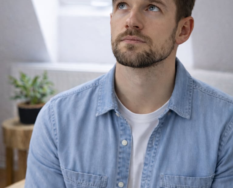 Ein Klient mit dem Blick nach rechts-oben gerichtet