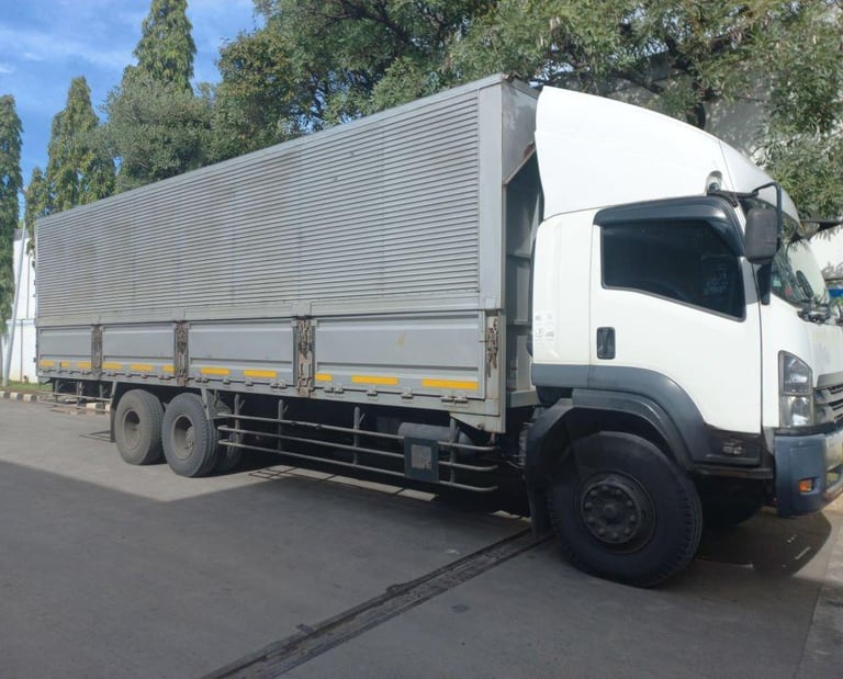 Armada truk logistik untuk layanan transportasi barang dalam negeri