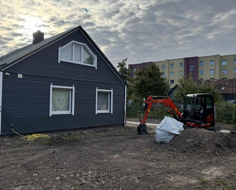 sklypo lyginimas mini ekskavatoriumi, islyginamas juodzemis, kur reikia nukasama ir uzpilama i duobe