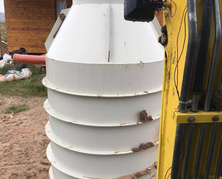 valymo irenginio montavimas, iskasant duobe, statomas pamatas dugne ir leidziame valymo irengima