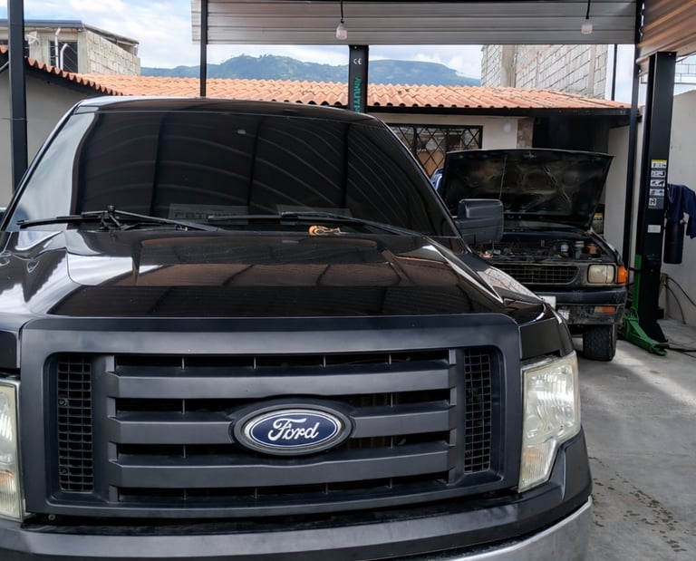 Ford F-150 Raptor atendida en Tapia Fuertes Automotriz como parte de casos reales documentados.