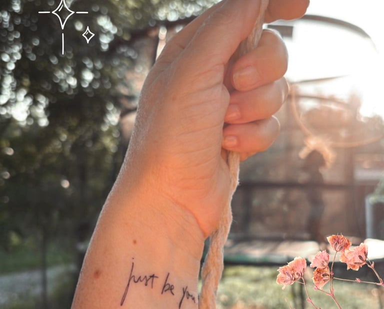 Tatouage lettering précis fin féminin Inkorporée