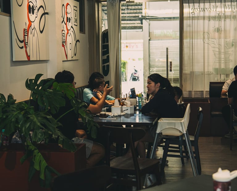 Crowds having lunch at Abun Club Batam