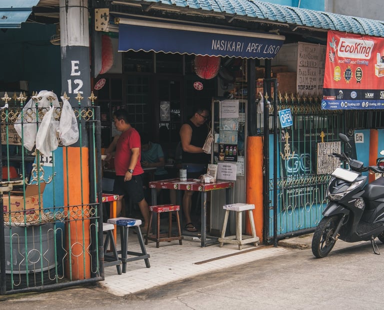 crowds at hidden gems stall at Nasi Kari Apek Loso Batam